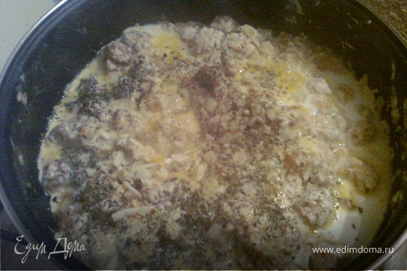Добавить грибы и залить сметаной. Если сметана густая, можно добавить немного сливок. Накрыть крышкой и тушить на медленном огне минут 15. Добавить мелко нарезанный чеснок, соль, перец, травки и потомить еще минут 5.