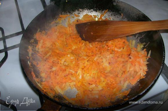 Лук режем мелкими, тонкими кубиками, морковь натираем на терке и жарим на сливочном масле минут 10.