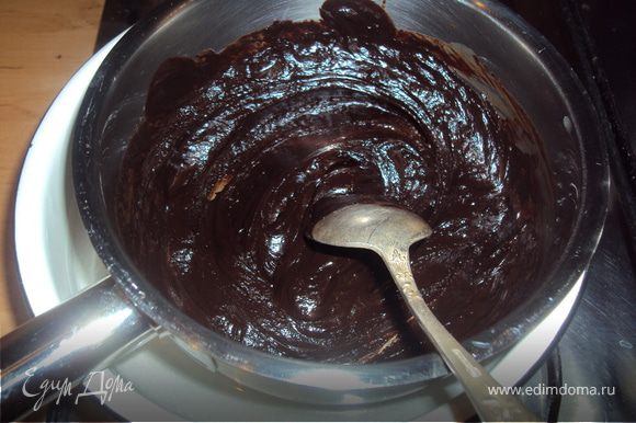 Растопить шоколад со сливками на водяной бане до гладкости.