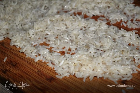 Рис залить холодной водой и оставить на 2 часа. Воду слить, рис просушить.