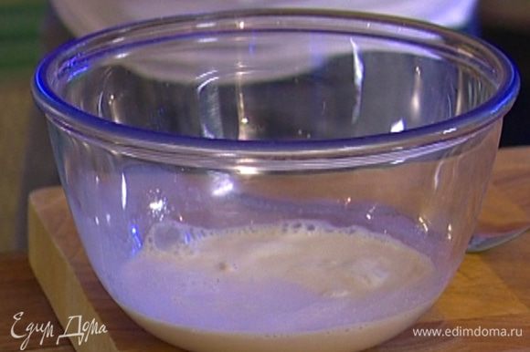 Приготовить опару: дрожжи развести в 250 мл теплого молока, добавить 2 ст. ложки сахара и 2 ст. ложки теплой воды, перемешать.