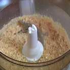 Миндаль измельчить в пудру. 