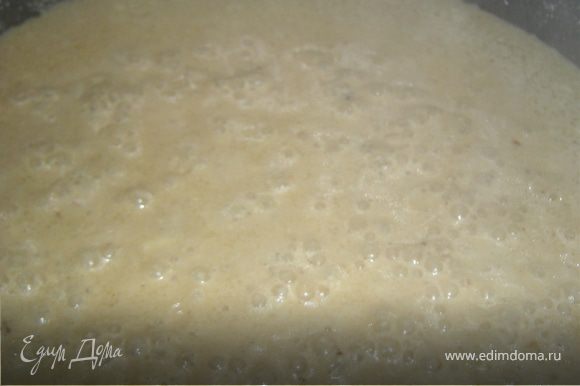 К обжаренному луку с чесноком добавляем сливки, немного соевого соуса (0,5 ложки),перец (черный и чили) и тушим 3-4 минуты.