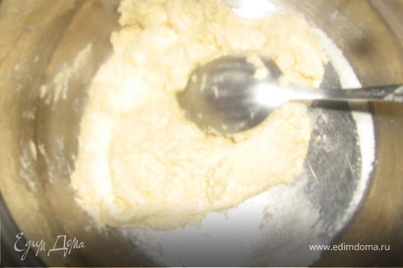 Из сахара приготовить пудру. Желтки взбить с сахарной пудры до белого цвета. Постепенно ввести просеянную 2 раза муку. замесить густое тесто.