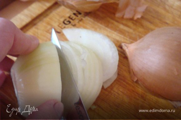 Приготовим сам маринад: лук разрезать пополам и одну половину мелко нарезать. Добавить к нему раскрошенный лавровый лист, горчицу, сметану и мускатный орех. Все перемешать — основной маринад готов.