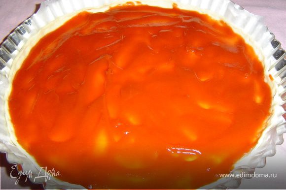 На тесто наносим томатный соус,