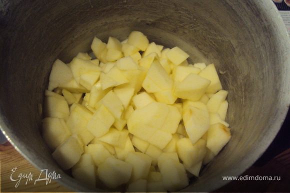 Влить в кастрюлю лимонный сок и 4 ст.л. воды, положить яблоки и тушить 15- 20 минут до мягкости. Всыать изюм и оставить.