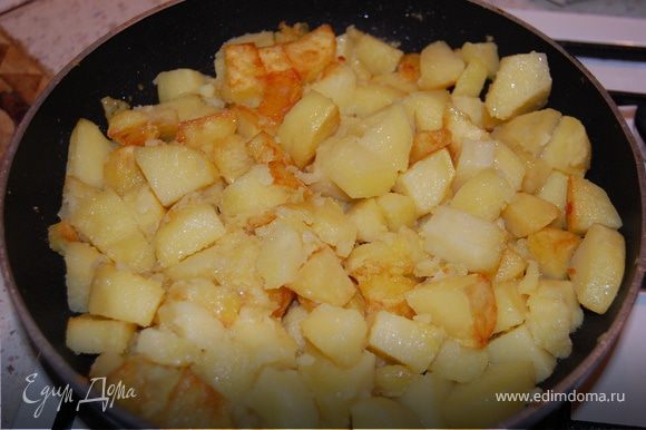 Очищенный картофель нарезать небольшими кубиками и хорошенько обжарить на растительном масле до образования золотистой корочки. В процессе жарки посолить.