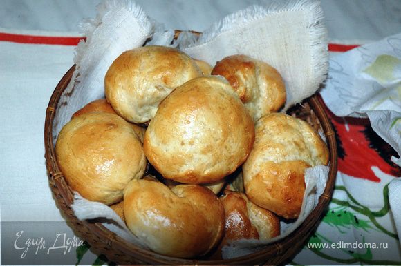 Из второй части раскатать прямоугольник. Размять масло, замешать в него сахар и корицу. Намазать эту начинку ложкой на тесто. Скатать в рулет и нарезать ломтиками шириной по 2 см. Выложить "улитки" на противень с пергаментом и дать им выстояться 20 мин.