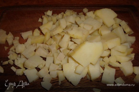 Вариант 1. Нарезаем вареный охлажденный картофель мелкими кубиками.