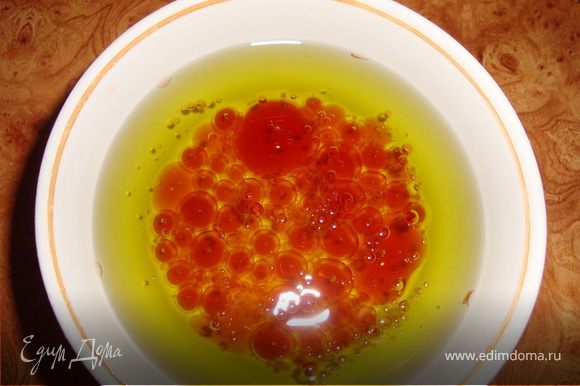 Готовим соус: смешиваем оливковое масло, винный уксус, соль и перец - пропорции по вкусу.