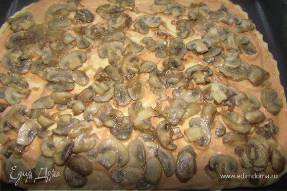 Шампиньоны нарезать тонкими ломтиками, лук полукольцами. Немного припустить грибы с луком на растительном масле (минут 5 максимум). Выложить грибы с луком на тесто.
