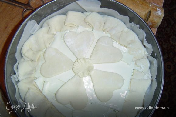 Сверху сыра выкладываем цветочек из вырезанных лепестков? смазываем желтком и отправляем пирог в духовку.Выпекаем до готовности при температуре 170-180 гр.