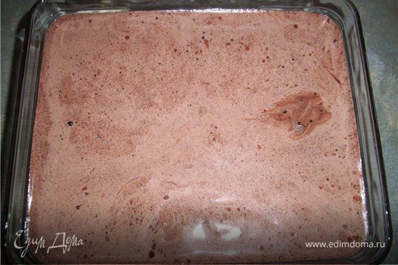 Затем на горячий пирог вылить 1 ст. шоколадной глазури (которую мы откладывали в сторону) и дать остыть.
