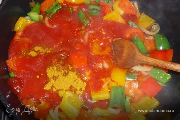 Добавить к перцу и луку томаты, кетчуп и карри и тушить на среднем огне 5 минут. Посолить, поперчить, бросить щепотку сахара. Вмешать к овощам колбаски.