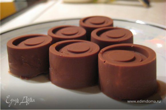 Растопить шоколад отдельно молочный и черный, смазать им формочки, отправить в морозилку, чтобы шоколад застыл, в стакан насыпала ананасовое желе и залила 150мл. кипятка (вместо указанных на пачке 400мл.), в другой клубничное и сделать то же самое. Полностью остудить желе, и чайной ложечкой заливать в формочки поверх шоколада, оставить 1 мм для верха, отправить в морозилку чтобы схватилось желе, после того как желе стало упругим (минут 5-10), замазать оставшимся шоколадом и отправить на 15 минут в морозилку, затем вынула все конфетки из формочки. Положить просто в холодильник (не в морозилку) на утро конфеты готовы.