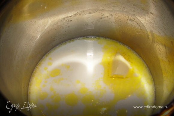 Молоко, сливочное масло и соль поставить на огонь в кастрюлке, дать закипеть(помешивая).