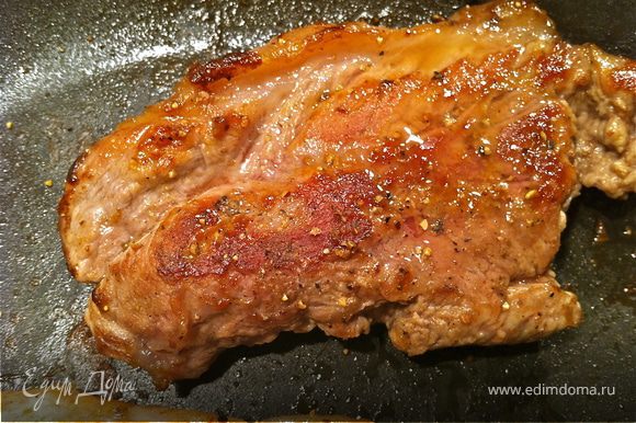 мясо немного отбить и обжарить на сковороде (без специй!) до золотистой корочки.