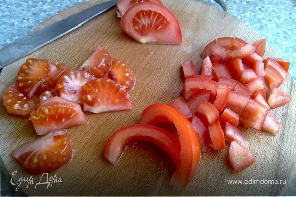 Нарежьте помидоры кубиками, удалите серединку.