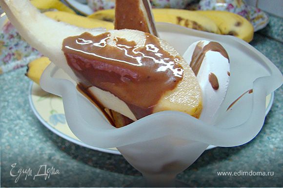 Выложите груши, положите немного мороженого и полейте шоколадным соусом. Мороженое немного подтает, теплая груша с немного кисленьким привкусом, невероятный шоколад. Вкус шикарный! Попробуйте, не пожалеете!