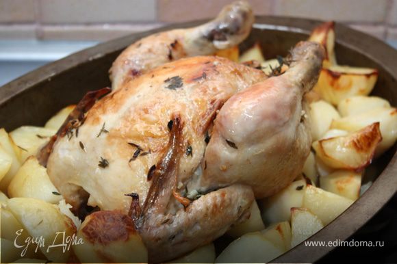 Запекать курицу с картофелем ~1 час 20 минут, при температуре ~180°C. Готовое блюдо посыпать рубленной зеленью.