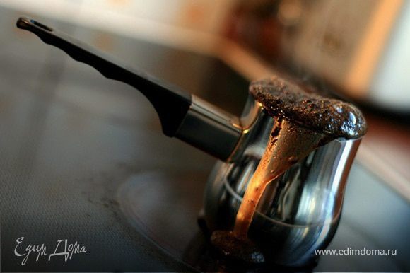 Сварить в турке кофе, хорошенько процедить, оставить остывать. Если у вас есть кофемашина - отлично, она вам и процедит лучше.