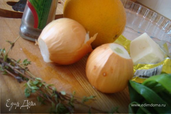 Теперь подготовим начинку: лук репчатый режем полукольцами,лук зеленый-мелко шинкуем. Апельсин режем напополам. С одной половинки снять цедру-смешать с луком зеленым. Апельсин порезать на дольки (крупные).