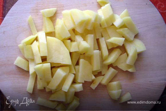 Нарежем небольшими брусочками и отправим в суп картофель... Варим до готовности картофеля.