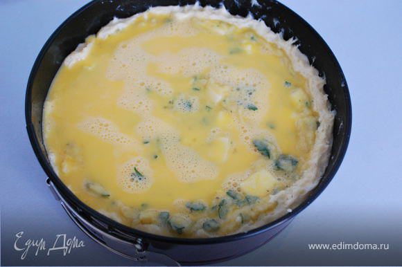 Выложить начинку на тесто. Взбить 2 оставшихся яйца и залить ими поверхность пирога. Завернуть выступающие края на начинку. Выпекать в духовке разогретой до 180 градусов 45 минут. ПРИЯТНОГО АППЕТИТА!