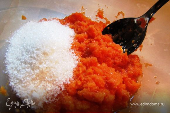 В блендере измельчаем сырую морковь и половину грейпфрута до состояния пюре, добавляем сахар, перемешиваем,