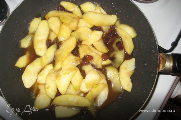 Яблоки почистить, порезать на дольки и поджарить на масле с сахаром минут 5-7.