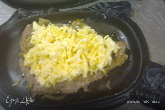 Грибы закрыть сырной "шапочкой" (смесь из сыра, яйца и майонез). Запекать в разогретой до 180°C духовке 30 минут.