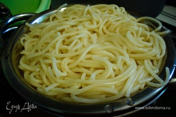 Поломать спагетти пополам, опустить в кипящую подсоленную воду и сварить до готовности. Откинуть на дуршлаг и промыть холодной водой.