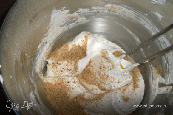 Взбить белок (можно добавить щепотку соли чтобы лучше взбивалось), когда он уже немного загустеет, по одной ложке добавляем сахар. Затем в самом конце добавляем также постепенно мендаль.