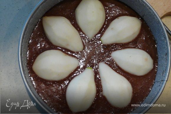 Влить тесто в форму, выложить груши (3,5 получилось). Печь 40 минут, при подаче можно посыпать сахарной пудрой.