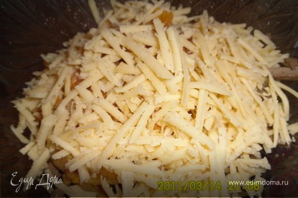 Сыр можно порезать также или натереть на крупной терке