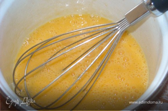 К молоку добавить растопленный маргарин, растительное масло, соль, сахар. Отдельно взбить яйца. Добавить к молоку.