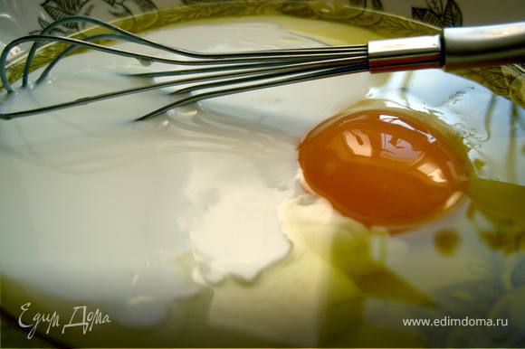Смешайте оливковое масло, кефир и яйцо.