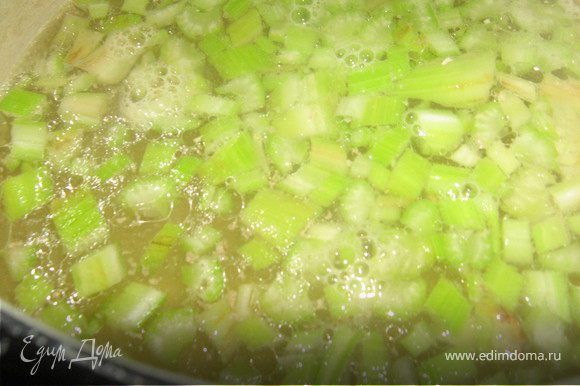 В кипящий куриный(овощной) бульон положить на резанный кубиками сельдерей,варить минут 6-7,