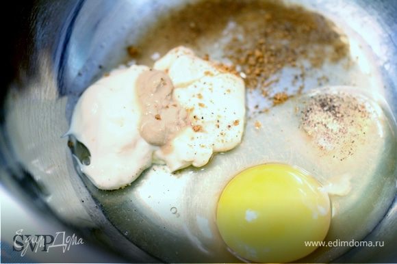 В большой миске вымешиваем майонез, лимонный сок, яйцо, горчицу, Олд-Бэй приправу, чайную ложку крупной соли и 1 / 4 чайной ложки перца.
