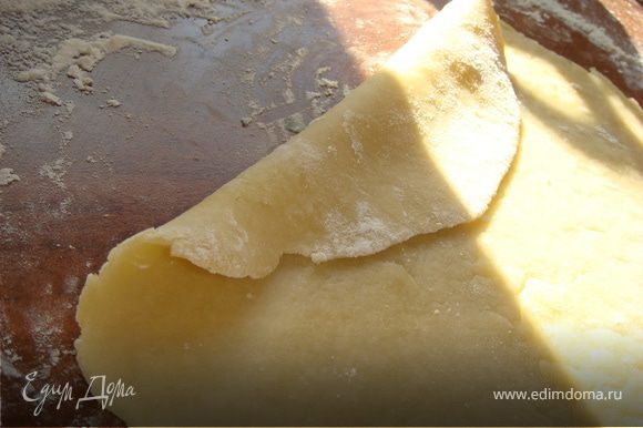 Раскатываем тесто до толщины 0,5 см.