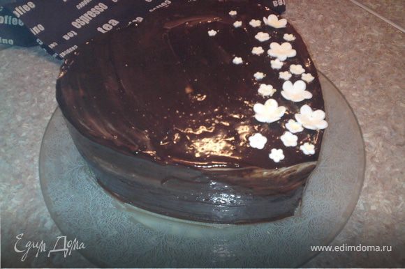Приготовить глазурь: шоколад с маслом растопить на водяной бане. Выровнять торт. Покрыть глазурью.