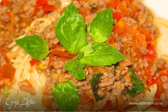 Подавать к макаронам или спагетти, посыпать дополнительно листьями базилика, или использовать соус в других рецептах. Хранить сроком до 3-4 дней в холодильнике (или 3 месяцев в морозильнике).