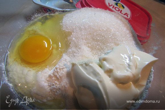 Муку, сахар, сыр, яйцо, соль, ваниль и разрыхлитель аккуратно соединяем руками и перетераем на крошку