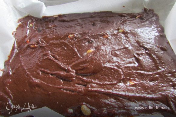 Форму для выпечки застелить пергаментом и равномерно выложите в наше шоколадное тесто.