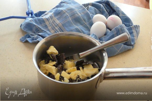 Растопить шоколад с маслом, солью и ванилью. Вмешать муку, разрыхлитель, потом яйца.