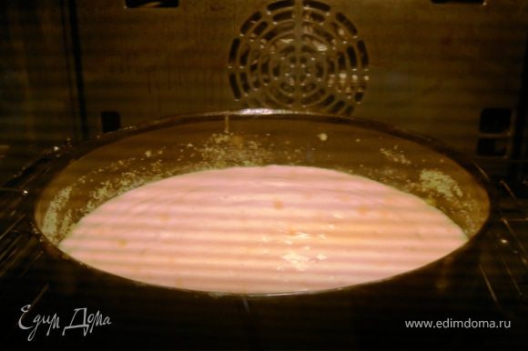 Выпекать в духовке нагретой до 200С в течение 40-45 минут до образования золотистой корочки. Если покажется, что корочка "уже", а выпекать еще минут десять, прикройте пирог фольгой.