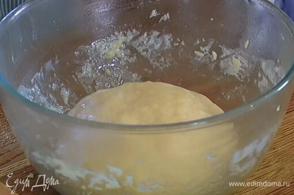 Замесить тесто. Если оно слишком сухое и рассыпается, можно добавить несколько столовых ложек холодной воды, пока тесто не станет пластичным.