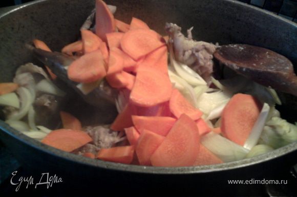 Добавить крупно нарезаную морковь и лук. Протушить с овощами.