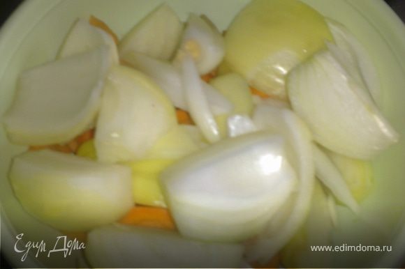 Очистить лук и морковь и нарезать крупными кусочками.Когда мясо будет золотистым добавить к нему лук и морковь.Присолить,попоерчить,добавить приправу для свинины.